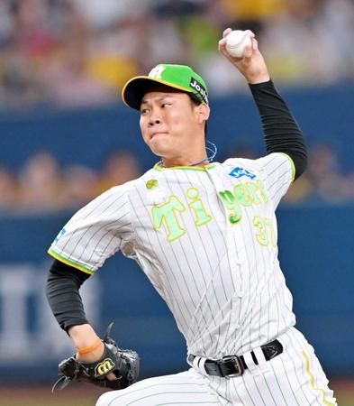 　８回、村上と対する及川（撮影・立川洋一郎）