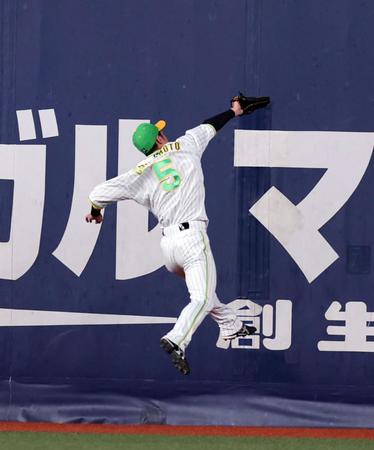 　１回、武岡の飛球を好捕する近本（撮影・山口登）