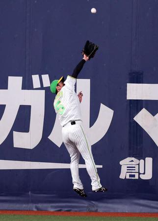 　１回、武岡の飛球を好捕する近本（撮影・山口登）