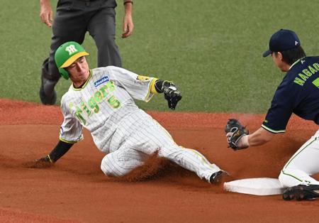 　１回、二盗を決める近本（撮影・飯室逸平）