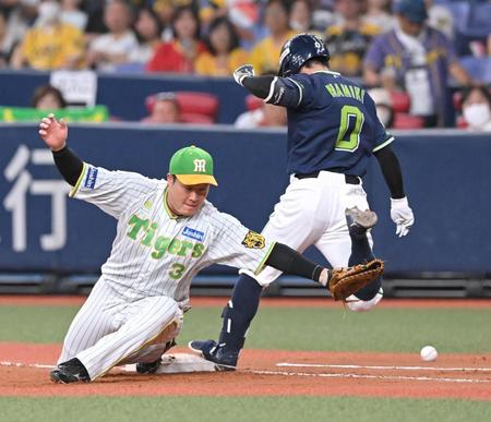 　５回、大山（左）は佐藤輝の送球をキャッチできず、並木に内野安打を許す（撮影・高部洋祐）