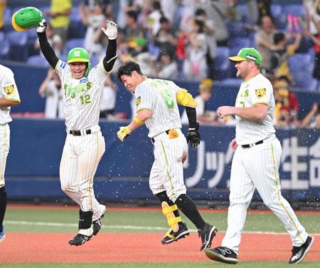 　勝負を決め、祝福される佐藤輝（中央）＝撮影・高部洋祐