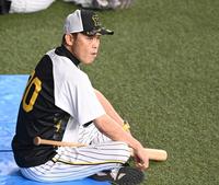 　練習を見守る岡田監督（撮影・飯室逸平）