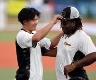 　ミエセスにちょっかいを出す森下（左）＝撮影・山口登