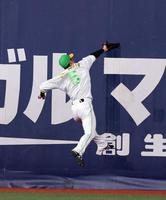 　１回、武岡の飛球を好捕する近本（撮影・山口登）