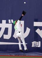 　１回、武岡の飛球を好捕する近本（撮影・山口登）