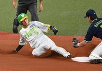 　１回、二盗を決める近本（撮影・飯室逸平）