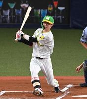 　１回、右前打を放つ中野（撮影・飯室逸平）