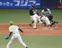 　４回、青柳（１７）のワイルドピッチで同点に追いつかれる（撮影・飯室逸平）