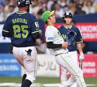 　４回、自らのワイルドピッチでサンタナ（左）の生還を許す青柳（撮影・高部洋祐）