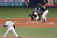 　２回、押し出し四球を選ぶサイスニード（撮影・飯室逸平）