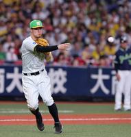 　５回、並木のバントを捕球し一塁に送球する佐藤輝（撮影・山口登）