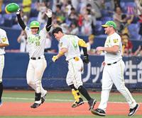 　勝負を決め、祝福される佐藤輝（中央）＝撮影・高部洋祐