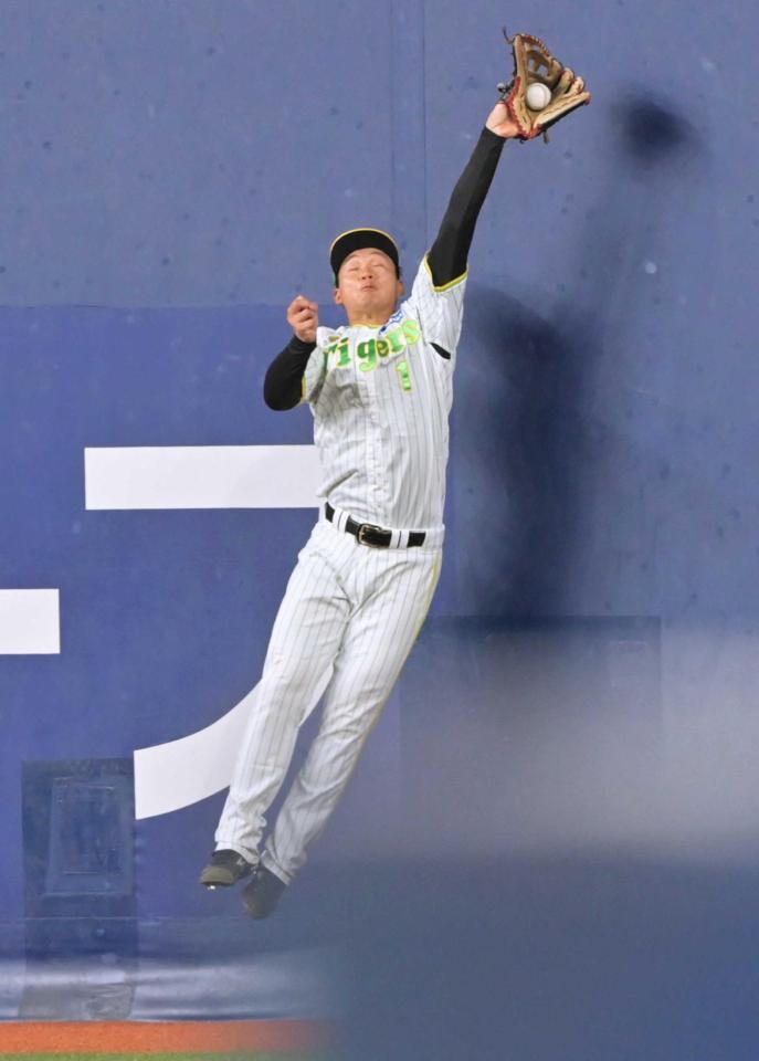 　８回、塩見の打球をジャンプして好捕する右翼手・森下