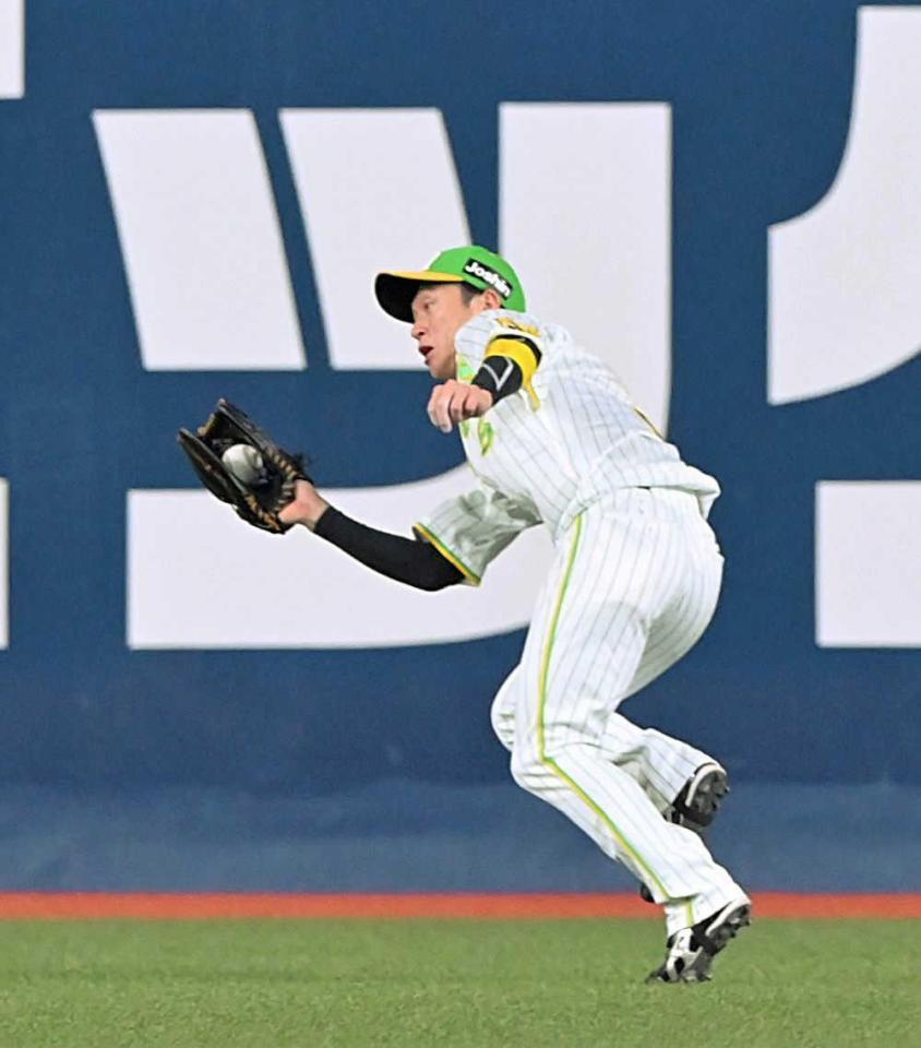 　８回、２死満塁でサンタナの打球を好捕する近本（撮影・立川洋一郎）