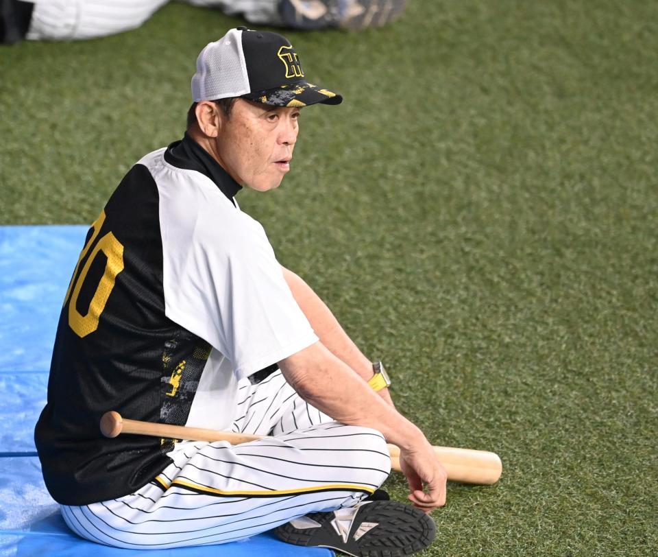 　練習を見守る岡田監督（撮影・飯室逸平）