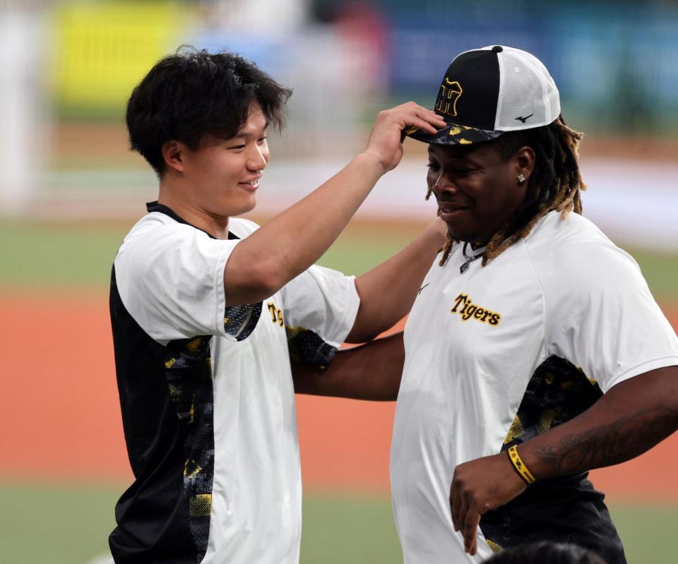 　ミエセスにちょっかいを出す森下（左）＝撮影・山口登