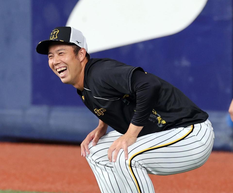 　練習中、笑顔を見せる青柳（撮影・山口登）