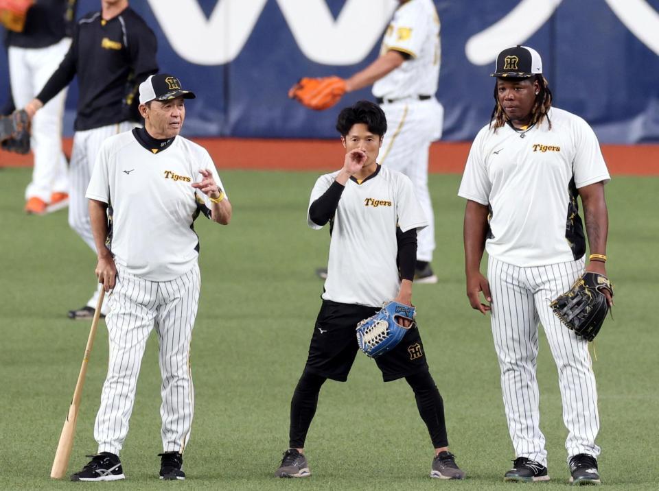 　岡田監督はミエセスと話をする（撮影・山口登）