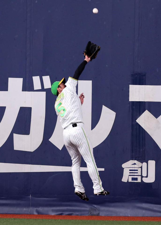 　１回、武岡の飛球を好捕する近本（撮影・山口登）