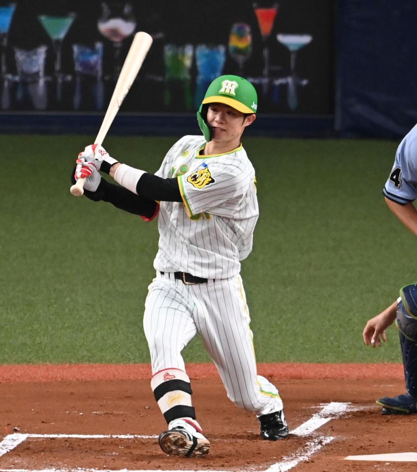 　１回、右前打を放つ中野（撮影・飯室逸平）