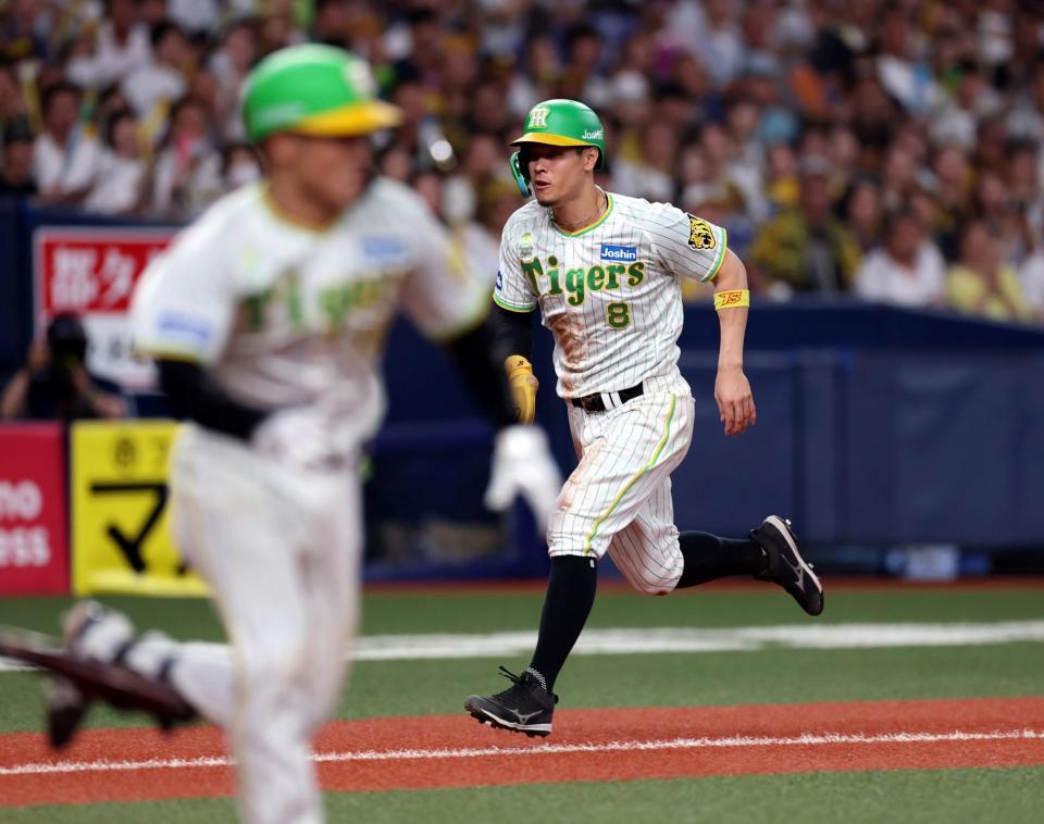 　６回、坂本のセーフティースクイズで生還する佐藤輝（撮影・山口登）