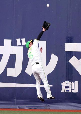 　１回、武岡の飛球を好捕する近本（撮影・山口登）