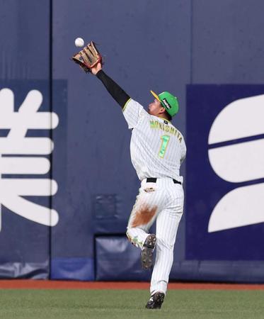 　５回、宮本の飛球を好捕する森下