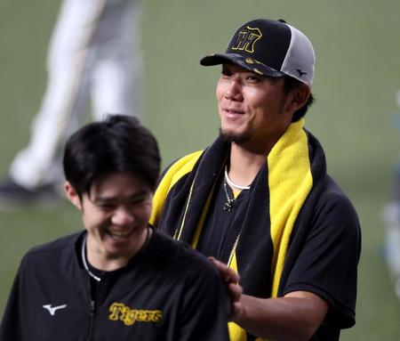 　中野（左）に声を掛る伊藤将（撮影・山口登）