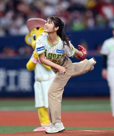 　始球式を務めたＮＭＢ４８渋谷凪咲（撮影・山口登）