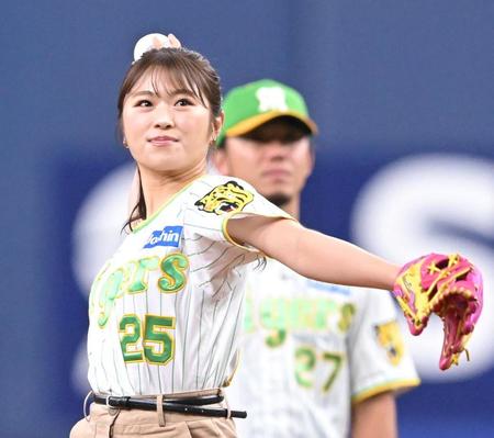 　始球式で投球するＮＭＢ48・渋谷凪咲（撮影・高部洋祐）