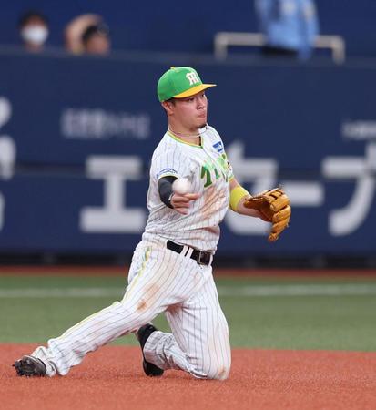 　４回、北村の打球を好捕し二塁封殺する佐藤輝（撮影・山口登）