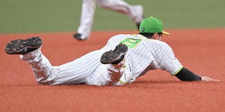 　４回、北村の打球を好捕する佐藤輝（撮影・高部洋祐）