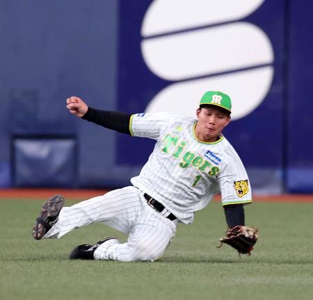 　４回、武岡の打球を好捕する森下（撮影・山口登）