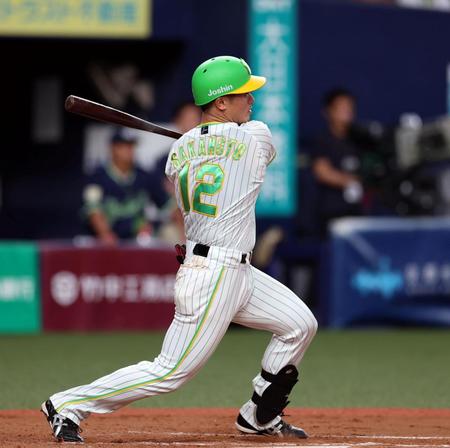 　７回、中前に適時打を放つ坂本（撮影・山口登）