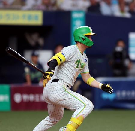 　７回、右前打を放つ佐藤輝（撮影・山口登）