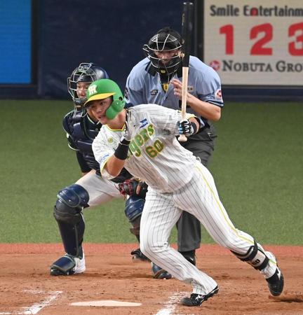 　７回、右前打を放つ小野寺（撮影・飯室逸平）