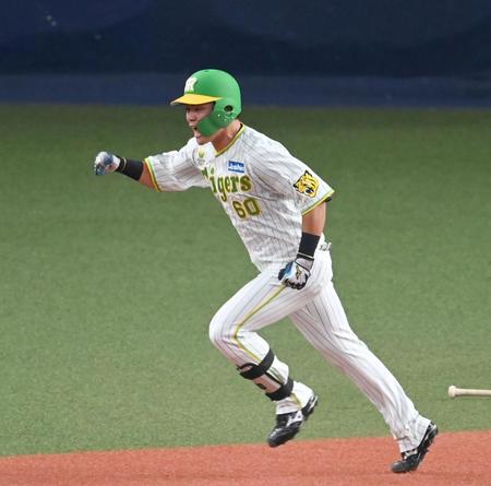 　３回、逆転タイムリーを放ち雄たけびを上げる小野寺（撮影・飯室逸平）