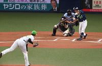 　１０回、中村を三振に仕留める岩崎（撮影・飯室逸平）