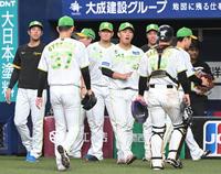 　１１回をゼロで抑えた坂本と及川のバッテリーを出迎える桐敷ら（撮影・高部洋祐）