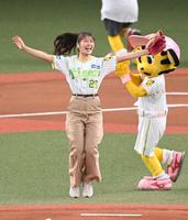 　始球式を終え、ノーバン投球に大喜びのＮＭＢ４８・渋谷凪咲（撮影・飯室逸平）