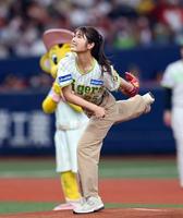 　始球式を務めたＮＭＢ４８渋谷凪咲（撮影・山口登）