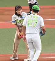 　阪神先発の伊藤将に笑顔で声をかけるＮＭＢ４８・渋谷凪咲（撮影・飯室逸平）