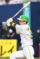 　４回、中前打を放つ近本（撮影・高部洋祐）