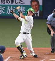 　４回、中前打を放つ伊藤将（撮影・飯室逸平）