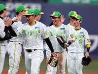 　笑顔でナインとタッチする小野寺（中央右）＝撮影・山口登