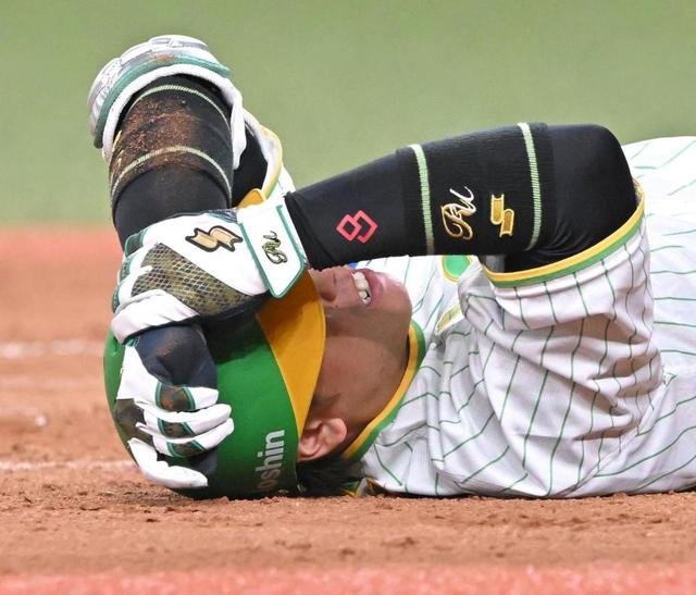 【写真】悪夢の今季絶望　梅野骨折、ボール直撃の生々しい瞬間