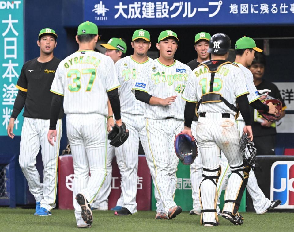 　１１回をゼロで抑えた坂本と及川のバッテリーを出迎える桐敷ら（撮影・高部洋祐）