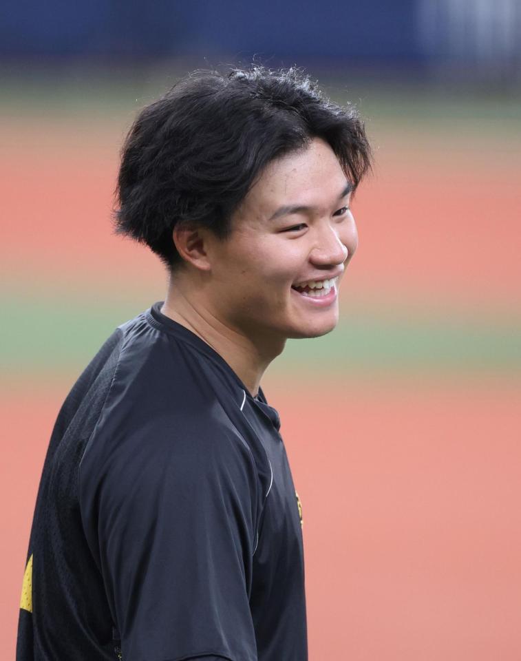 　練習中、笑顔を見せる森下（撮影・山口登）