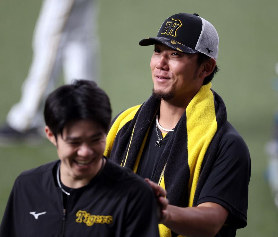 　中野（左）に声を掛る伊藤将（撮影・山口登）